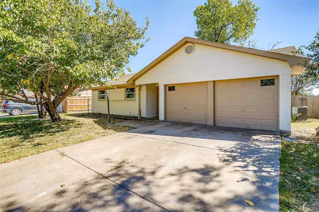 921 Willow Circle South, Burleson, TX 76028 photo 2
