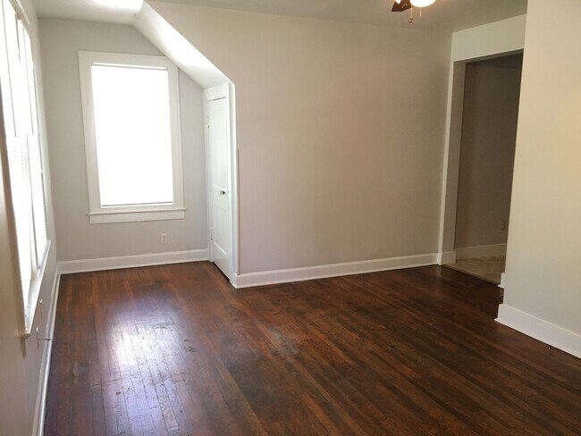812 E 30th St Austin, TX 78705 photo 3