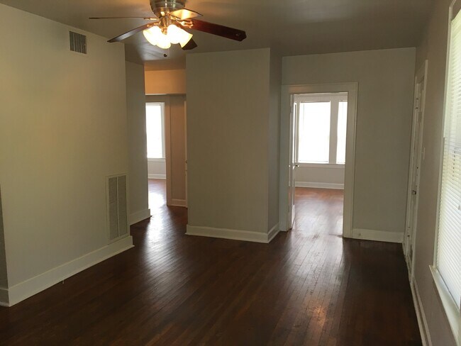812 E 30th St Austin, TX 78705 photo 4