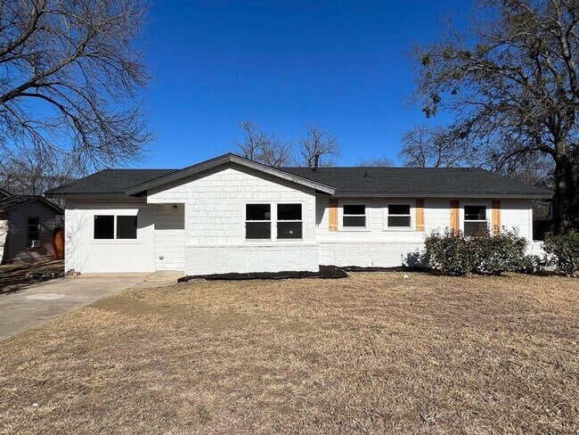 411 Hillcrest St Mansfield, TX 76063 photo 3