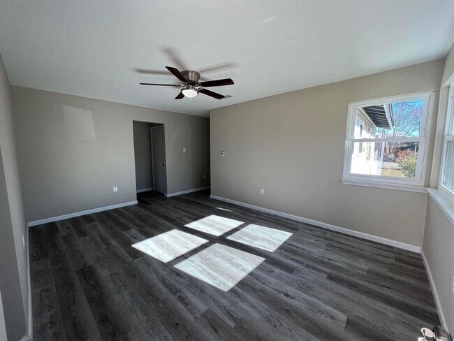 411 Hillcrest St Mansfield, TX 76063 photo 4