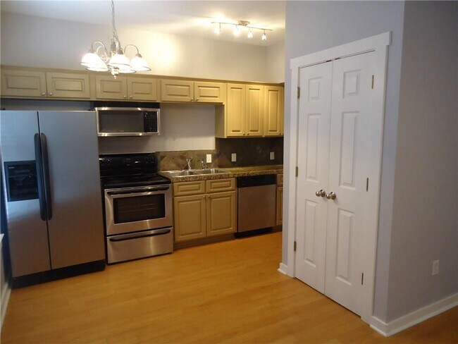 2106 Cullen Ave Austin, TX 78757 photo 2