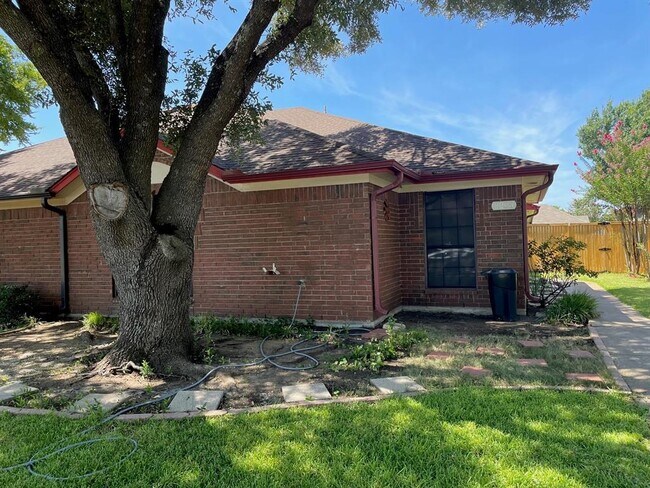 2205 Prairie Creek Trail Garland, TX 75040 photo 2