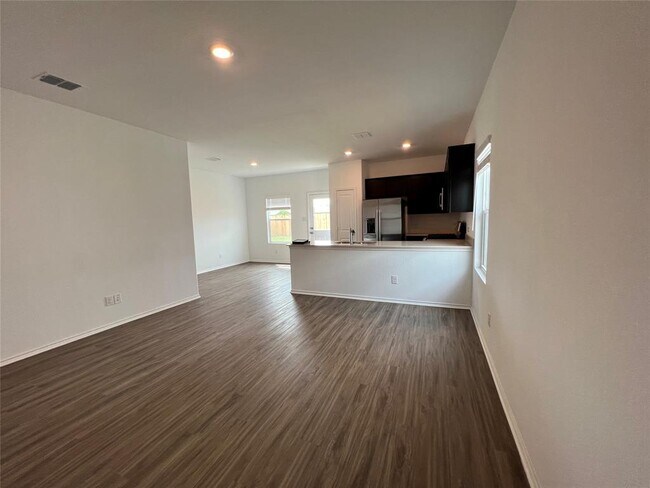 415 Halfmoon Dr Lockhart, TX 78644 photo 3