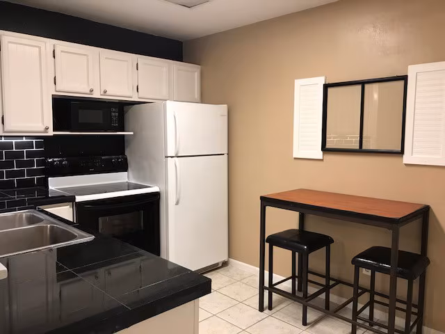1624 Aquarena Springs Dr San Marcos, TX 78666 photo 2