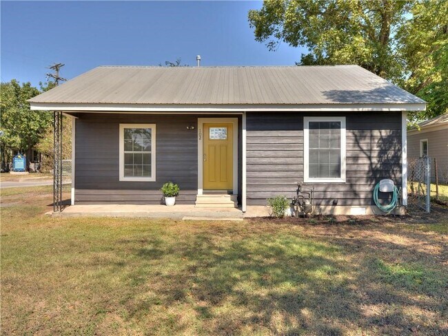 102 Taylor St Hutto, TX 78634 photo 2
