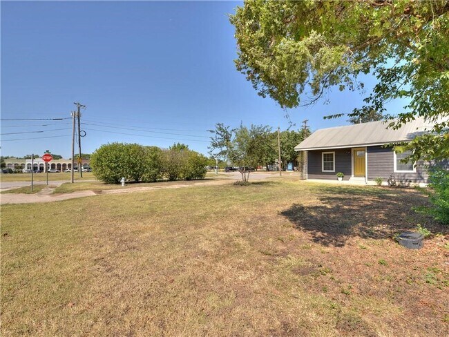 102 Taylor St Hutto, TX 78634 photo 3