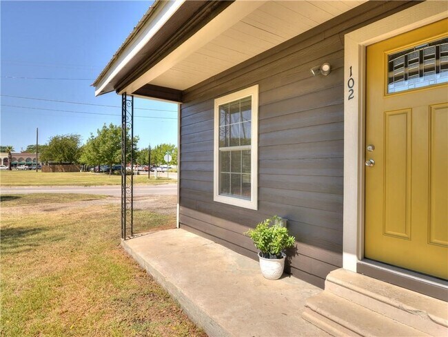 102 Taylor St Hutto, TX 78634 photo 4