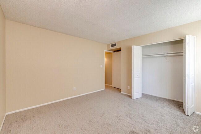 Desert Springs Apartments photo 4