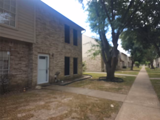 1063 Birnham Woods Boulevard, Pasadena, TX 77503 photo 2