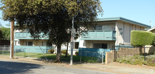 Casa Verde Apartments photo 2