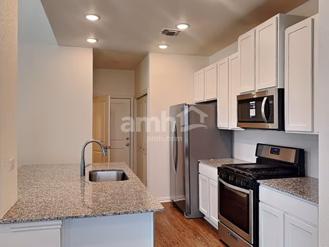 2708 Geronimo Creek New Braunfels, TX 78130 photo 3