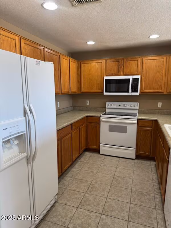 1335 E June St photo 2