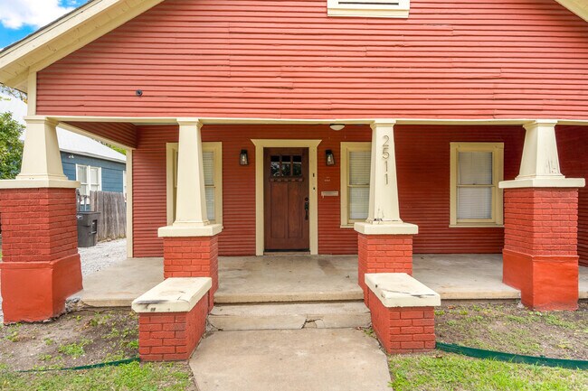 2511 Lipscomb Street, Fort Worth, TX 76110 photo 2