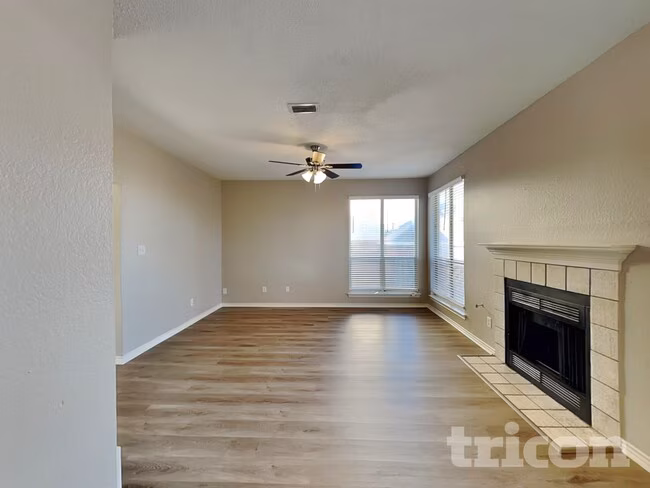 2674 Steppington St Grand Prairie, TX 75052 photo 2