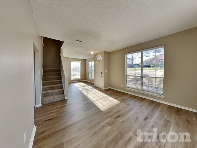 2674 Steppington St Grand Prairie, TX 75052 photo 4