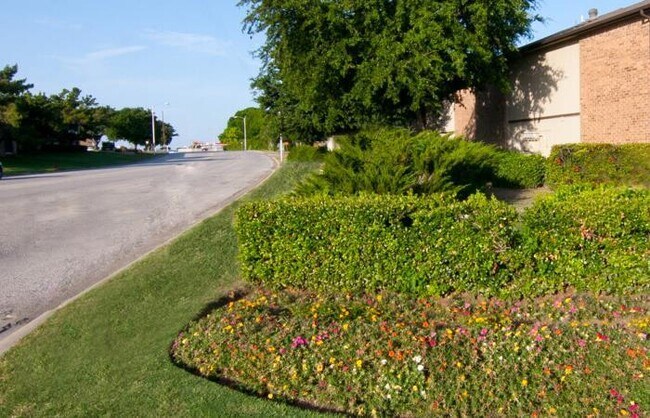 1823 S Las Vegas Trail White Settlement, TX 76108 photo 2
