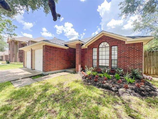 1035 Wentworth Drive, Pearland, TX 77584 photo 2
