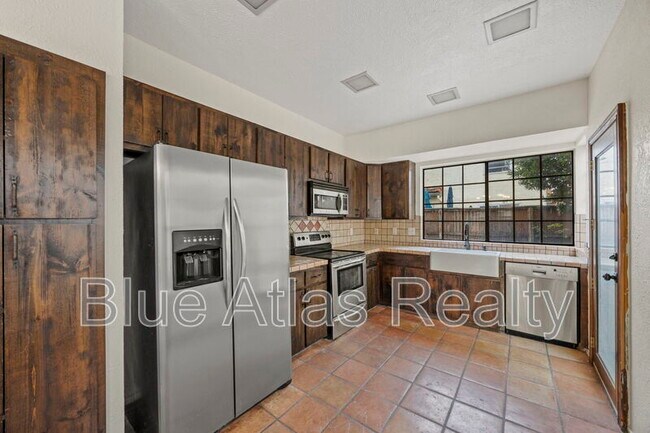 609 Fiesta Cir Irving, TX 75063 photo 4