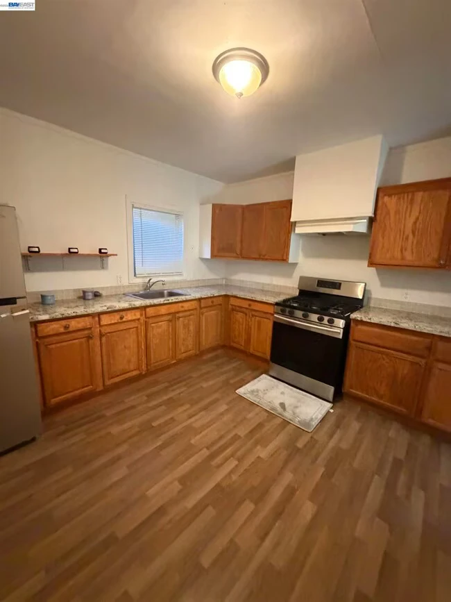 5740 Kingsley Cir Oakland, CA 94605 photo 2