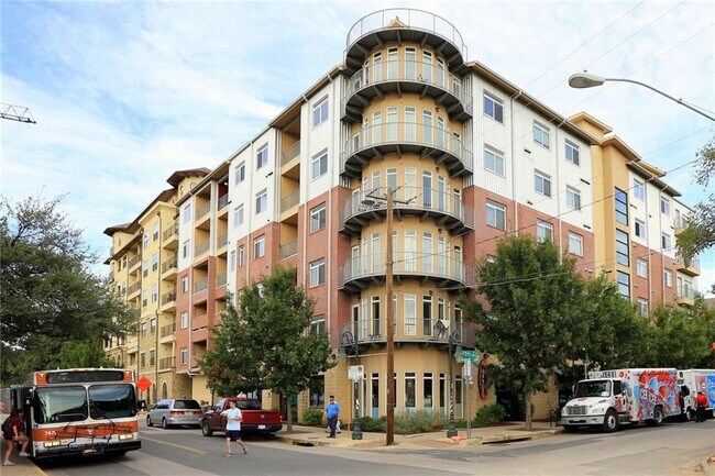 910 W 25th St Austin, TX 78705 photo 4