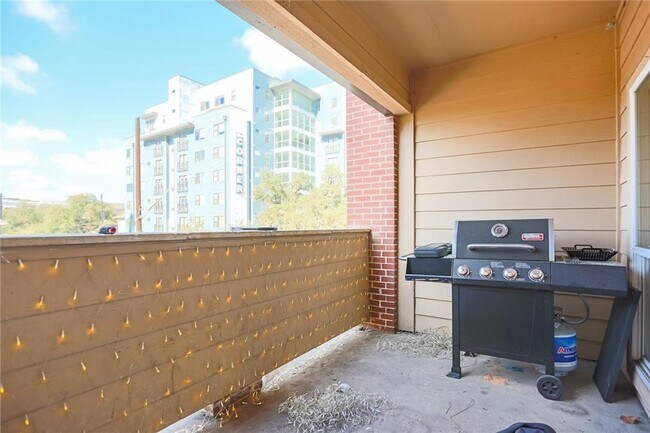 910 W 25th St Austin, TX 78705 photo 3
