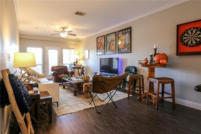 910 W 25th St Austin, TX 78705 photo 2