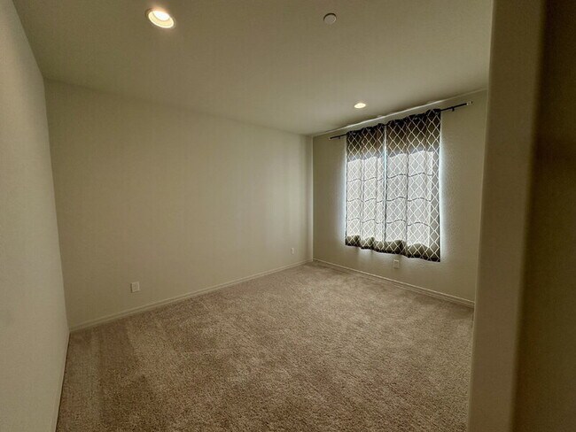 13726 West Whisper Rock Trail, Peoria, AZ 85383 photo 2