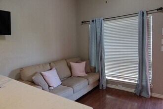 2210 Pearl St Austin, TX 78705 photo 4