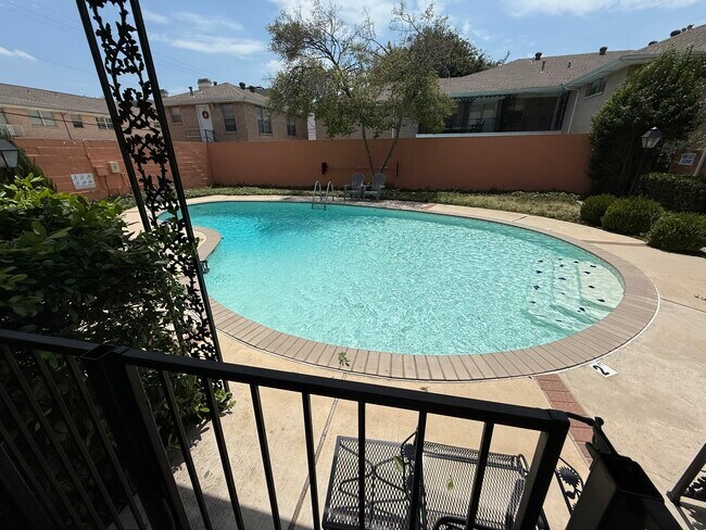 8620 Baltimore Drive, Dallas, TX 75225 photo 2