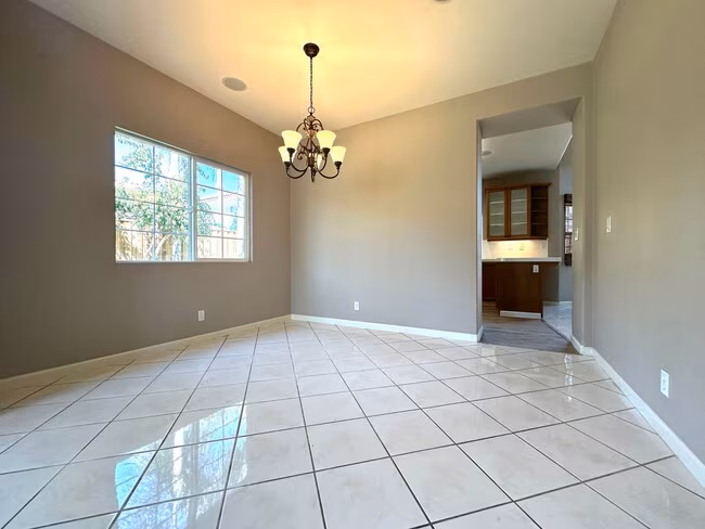 Beautiful 5 Bed 3 Bath in Brentwood photo 4
