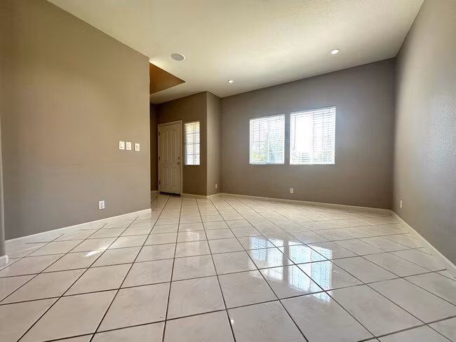Beautiful 5 Bed 3 Bath in Brentwood photo 3