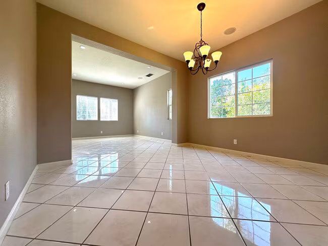 Beautiful 5 Bed 3 Bath in Brentwood photo 5