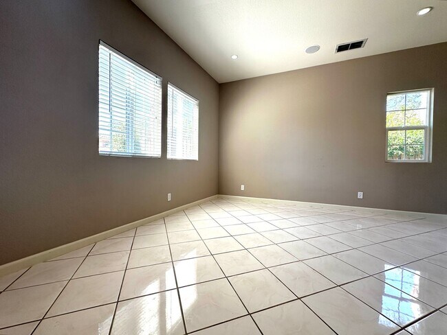 Beautiful 5 Bed 3 Bath in Brentwood photo 2