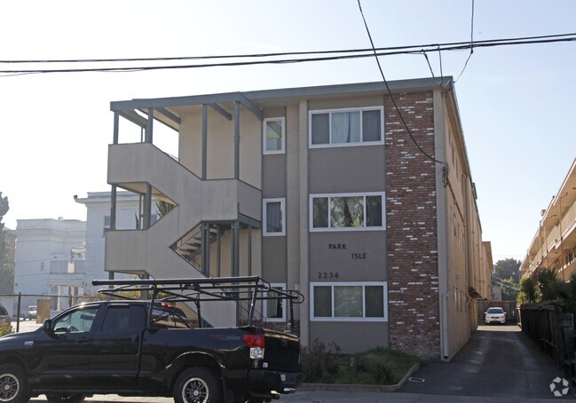 Park Isle Apartments photo 2