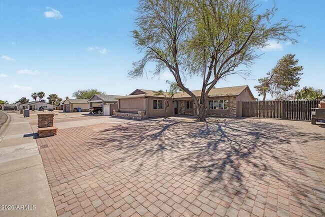 2601 E Dahlia Dr Phoenix, AZ 85032 photo 3