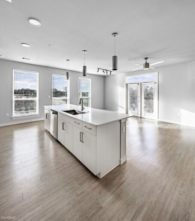 1017 W University Ave Georgetown, TX 78628 photo 2