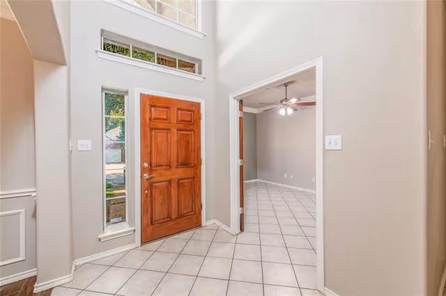 2010 Marie Weldon Lane, Arlington, TX 76001 photo 2