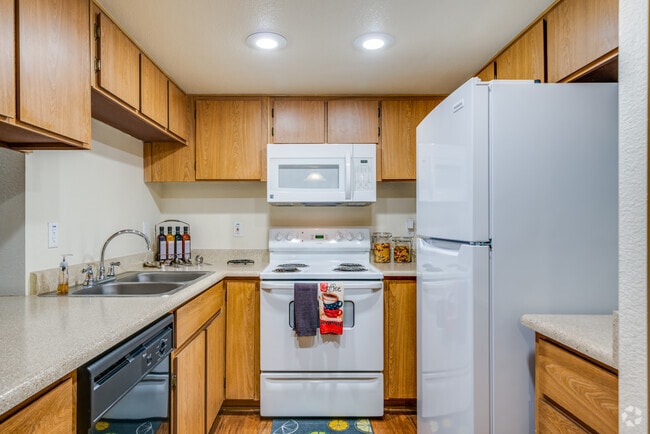 Desert Lakes Apartments photo 5