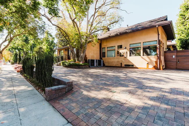715 Everett Ave Palo Alto, CA 94301 photo 3