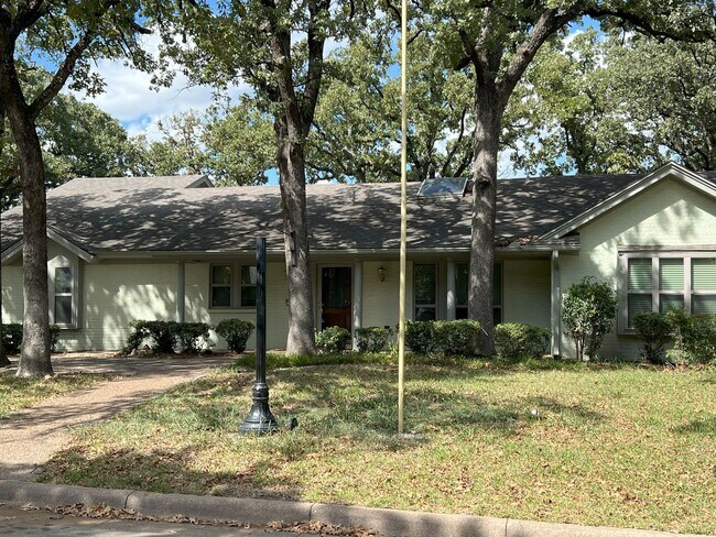 208 Shelmar Drive, Euless, TX 76039 photo 2