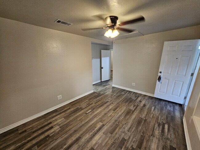 811 S 21st St Temple, TX 76504 photo 2