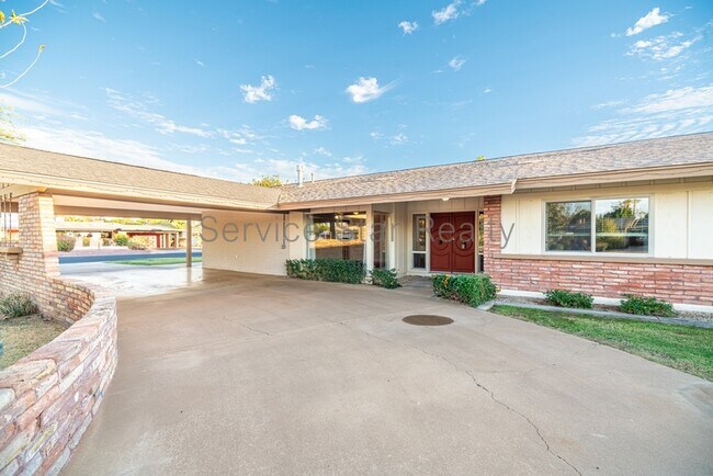 510 Redondo Dr N photo 2
