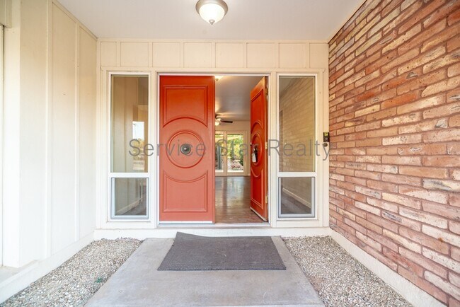 510 Redondo Dr N photo 3