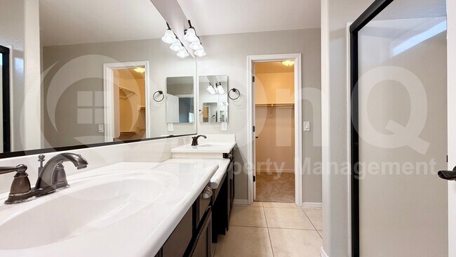 3543 E Wayland Dr Phoenix, AZ 85040 photo 2