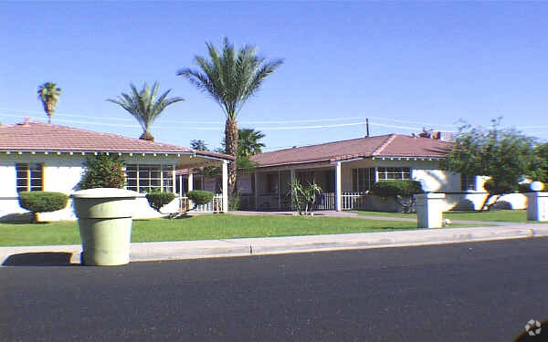 521 E Mariposa ST photo 2