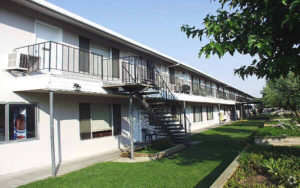 Stoneridge Apartments photo 2