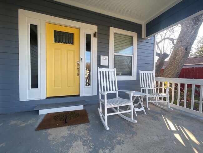 806 E 3rd St Georgetown, TX 78626 photo 3