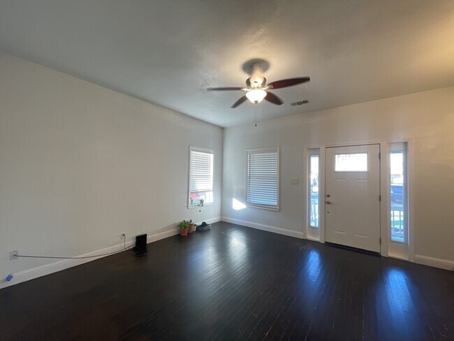 806 E 3rd St Georgetown, TX 78626 photo 5