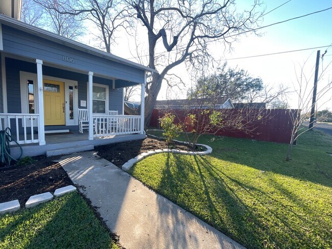 806 E 3rd St Georgetown, TX 78626 photo 2